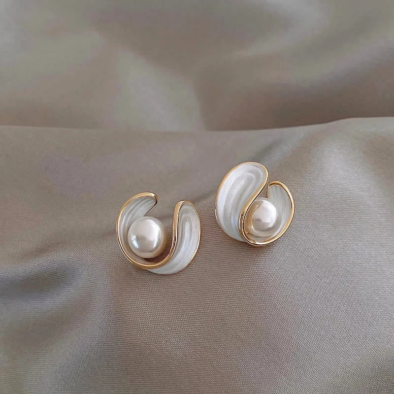 Elegant Opal-White Earrings with Pearl in Gold