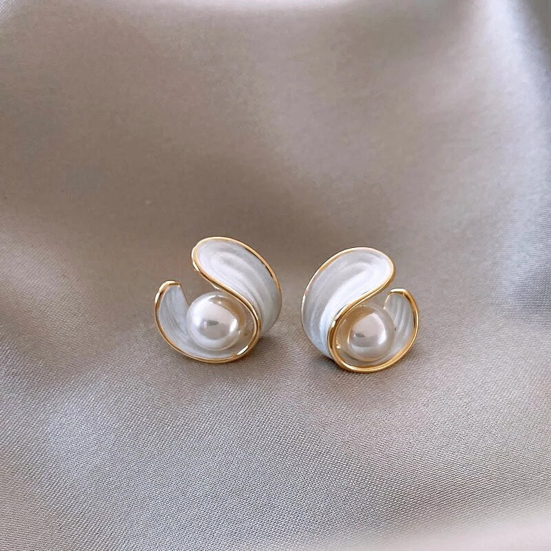 Elegant Opal-White Earrings with Pearl in Gold