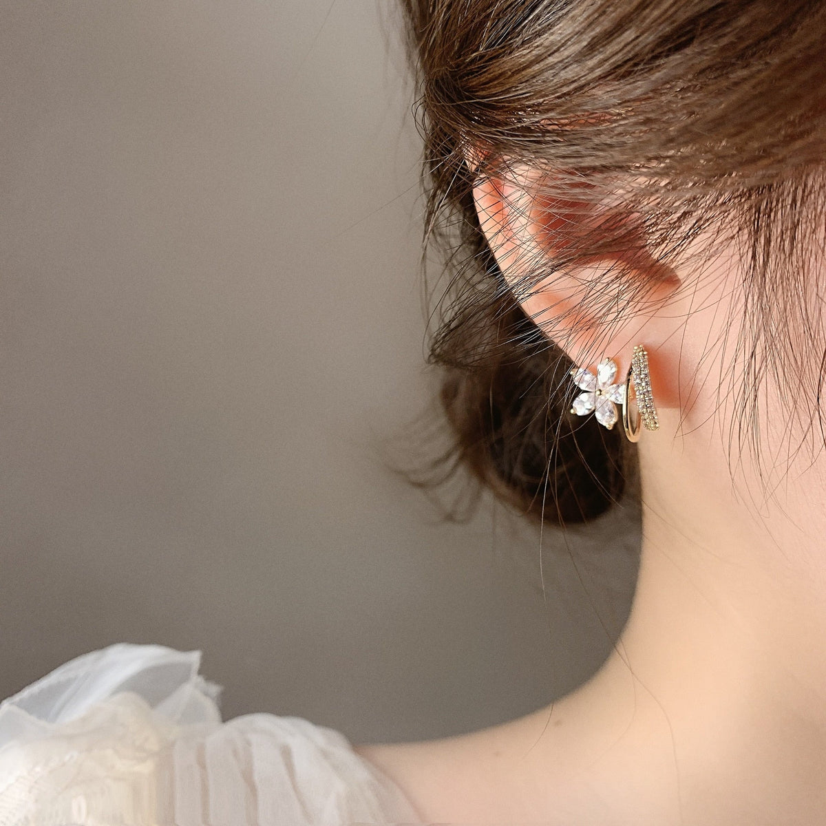 Flower Earrings with Cubic Zirconia Inlays in Gold