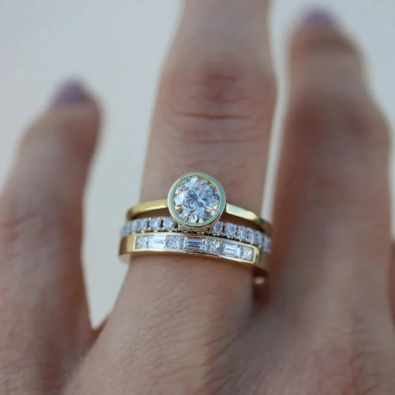 Golden Vintage Ring with Sparkling Crystal